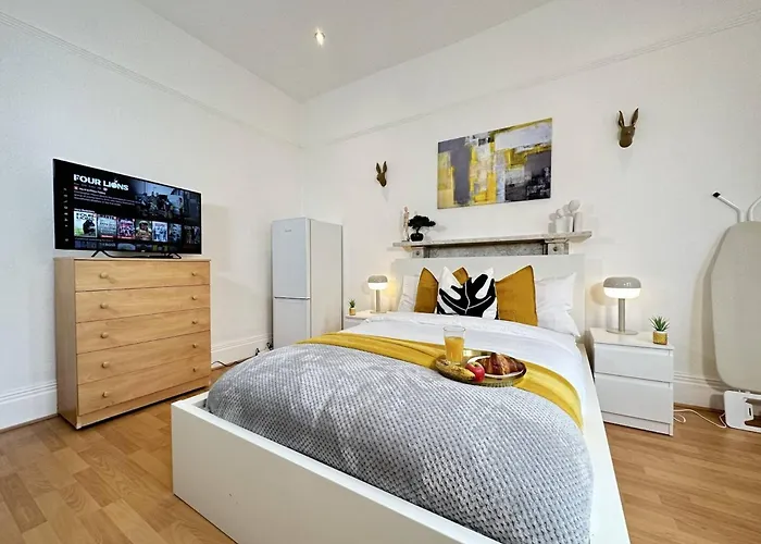 Bright And Airy Studio In Trendy Birmingham Locale